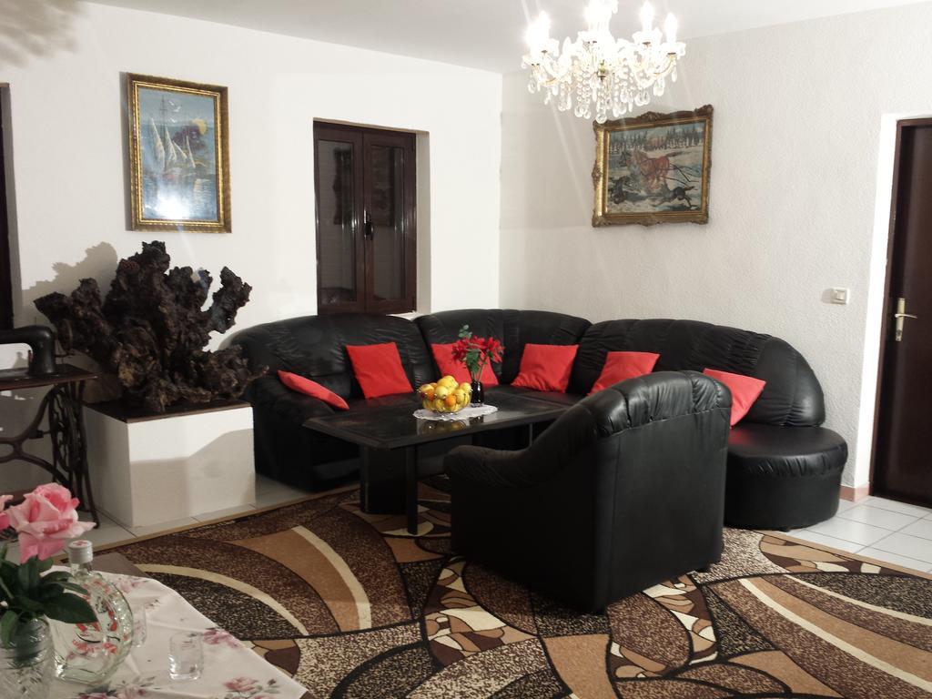 Apartments "Villa Mungos" Sobra Buitenkant foto